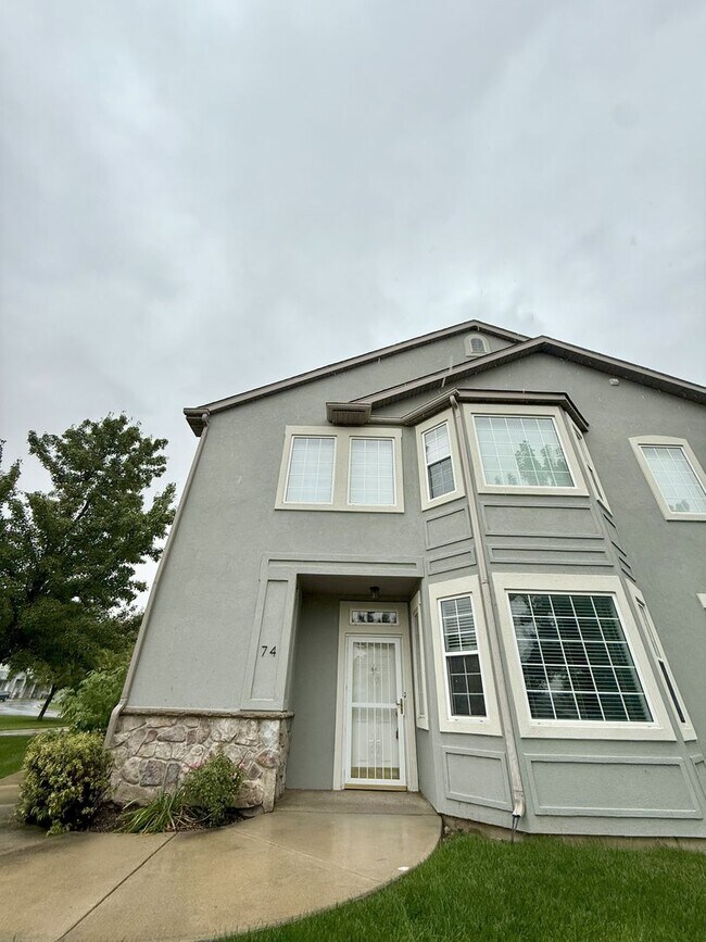 Foto del edificio - Charming 2-Bedroom Bottom-Unit Townhome wi...