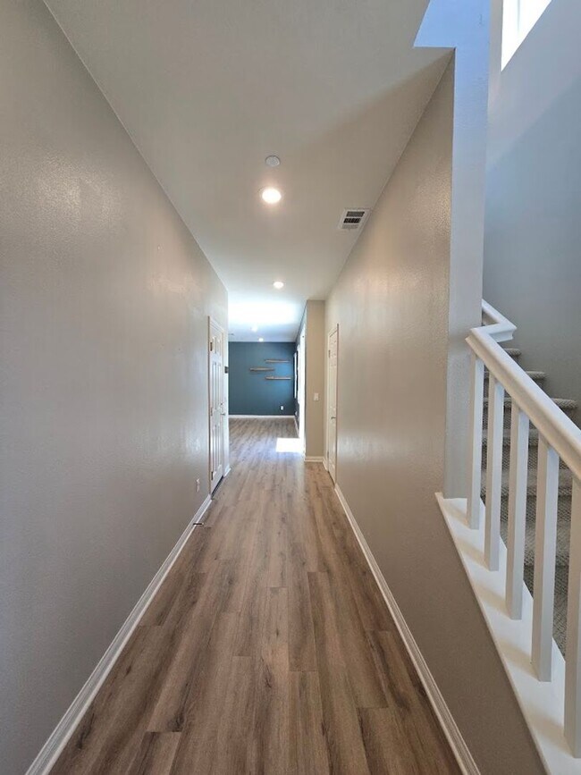 Foto del edificio - 3-Bedroom Home in Gated Community with Mod...