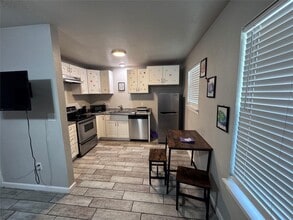 Building Photo - 901 Parmer Ave