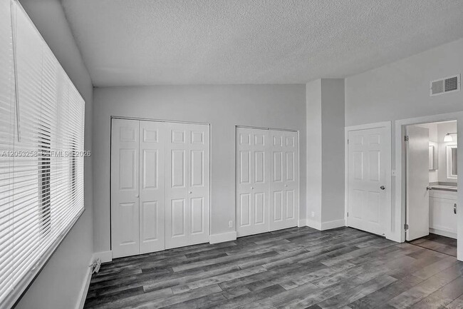 Building Photo - 5084 S University Dr