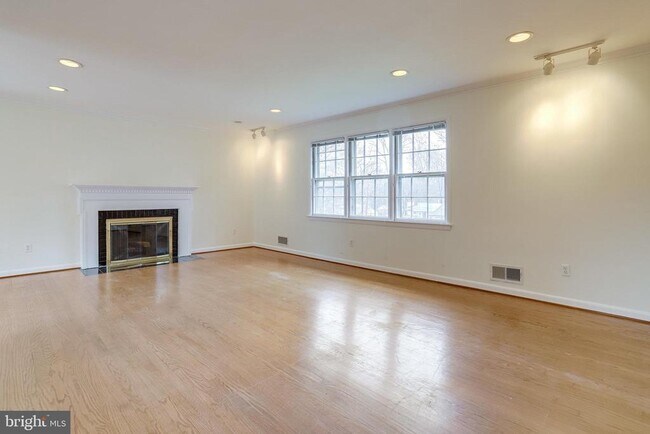 Building Photo - 4125 25th Pl N