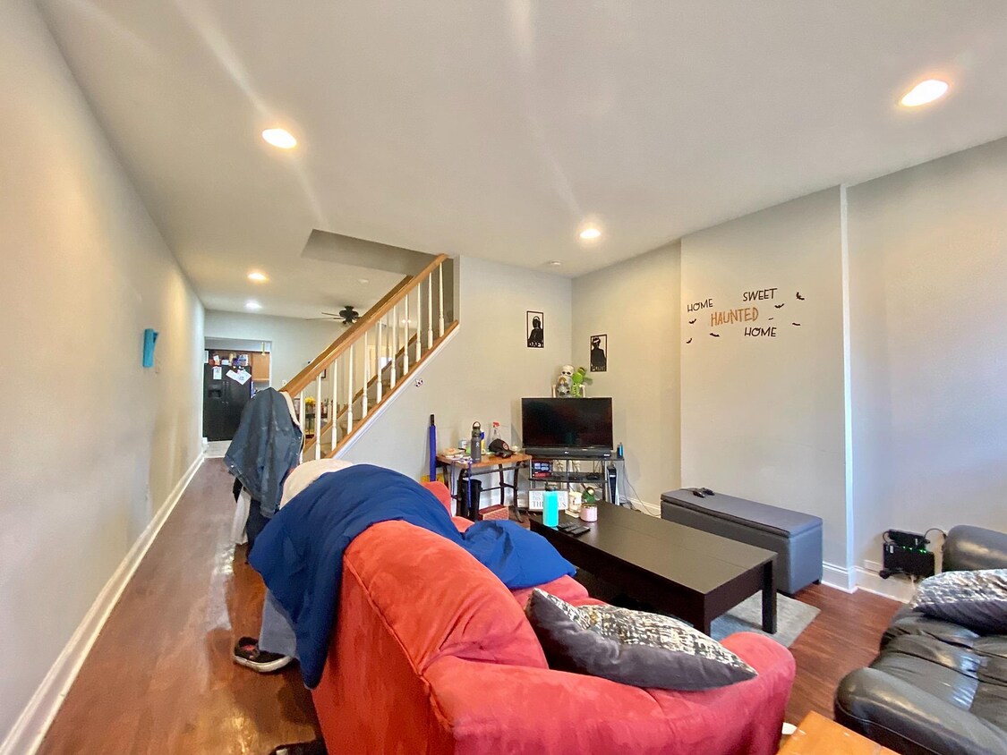 Foto principal - Upenn & Drexel! A spacious 4 bed/2 bath ho...