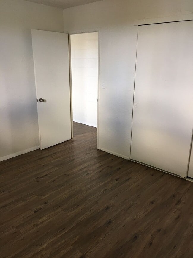 Building Photo - Renovated 2 bedroom! Great Location!