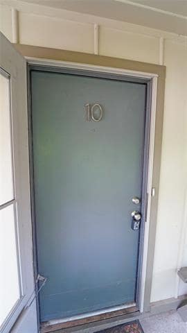 Building Photo - 202 E Oak St