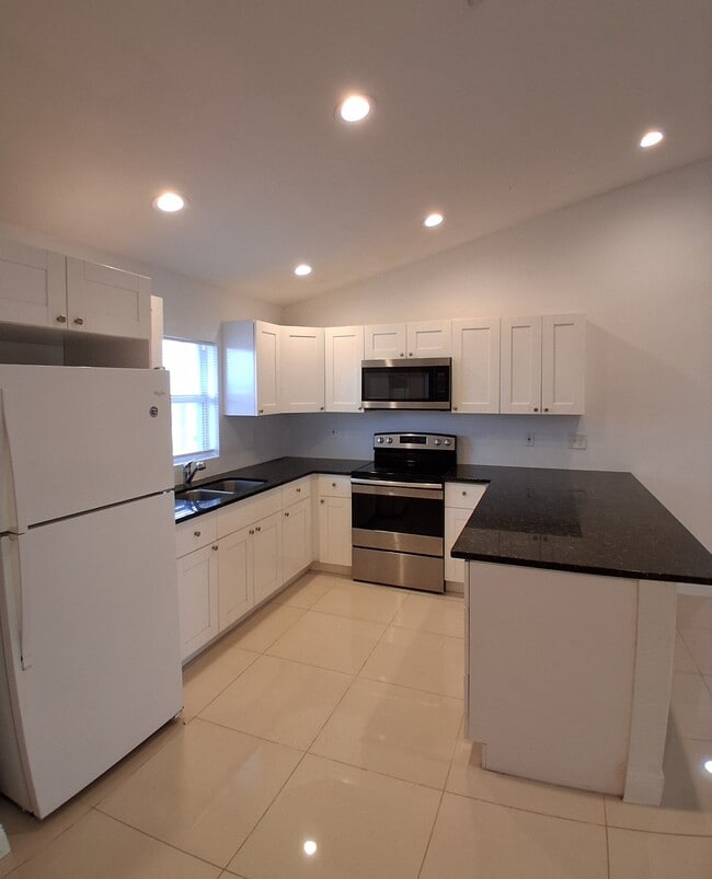 Foto del edificio - 9007 Meadow Cir