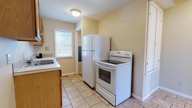 Building Photo - 2 Bedroom, 1 Bathroom Home with Finished B...