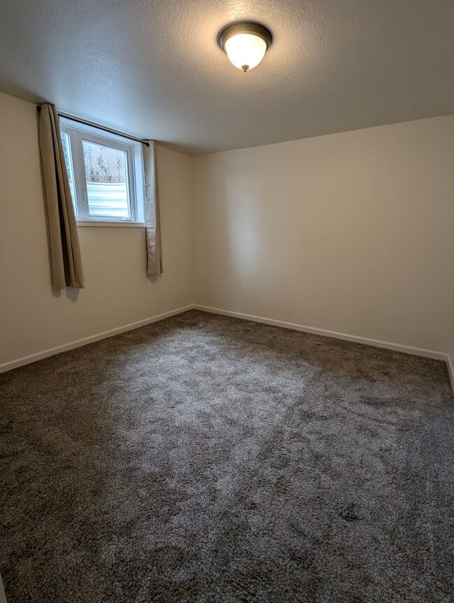 Building Photo - Large 4 bedroom 2.5 bath Orchards house wi...