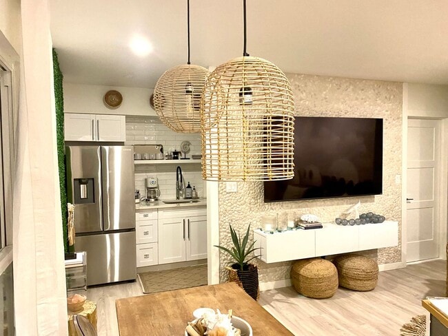 Building Photo - Upscale 2 Bedroom Condo with Designer Finishes-12 Month Annual