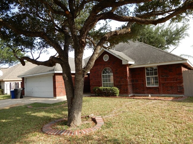 Building Photo - 512 E Yarrow Ave