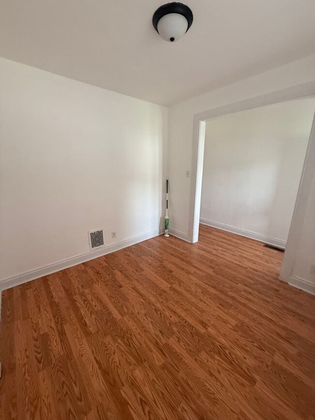 Building Photo - Duplex located on Belview Ave.