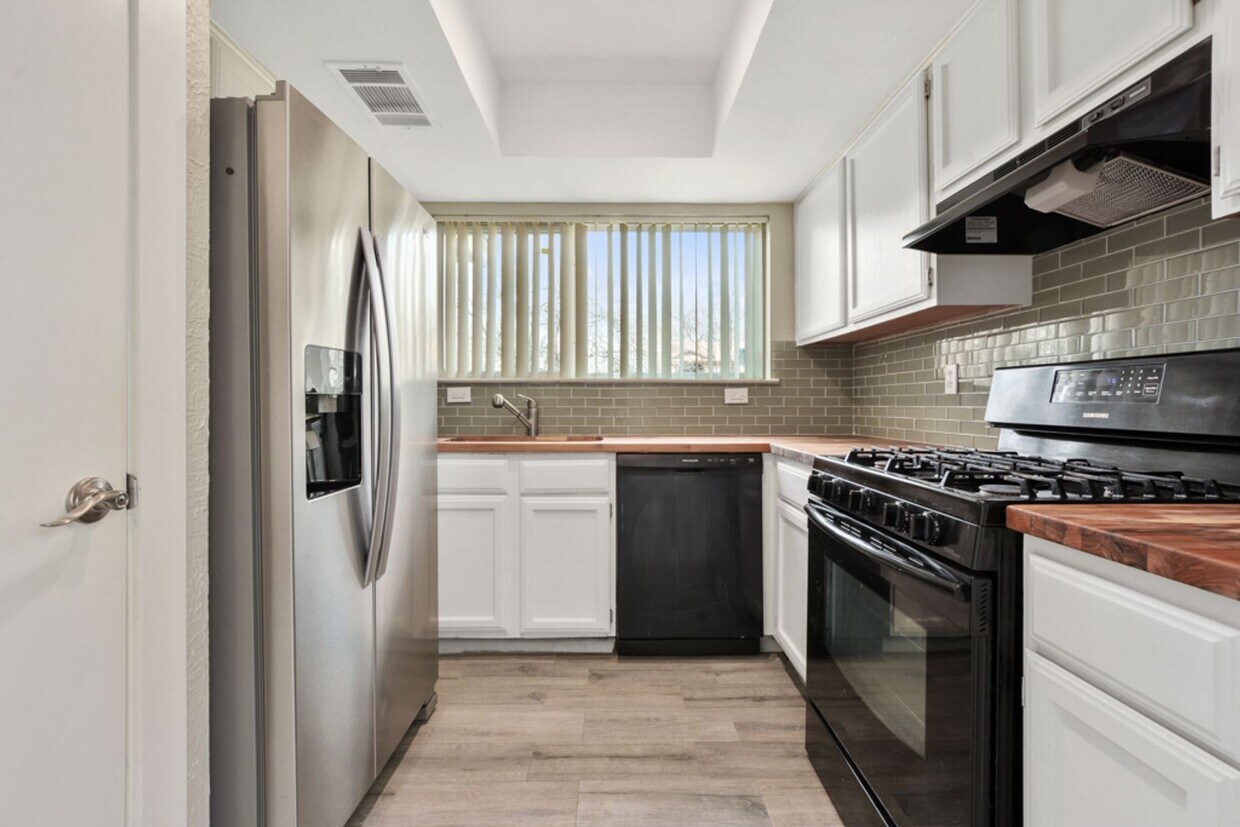 Foto principal - 9011 Sanger Dr