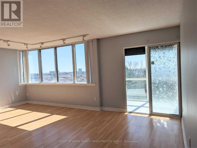 Photo du bâtiment - 350-350 Webb Dr