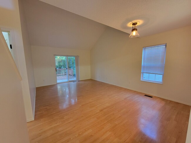 Building Photo - 3 Bedroom 2.5 Bathroom Home