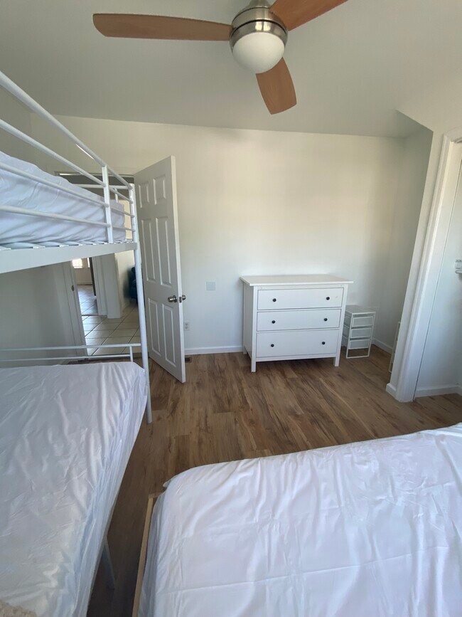 Building Photo - 606 12th Ave