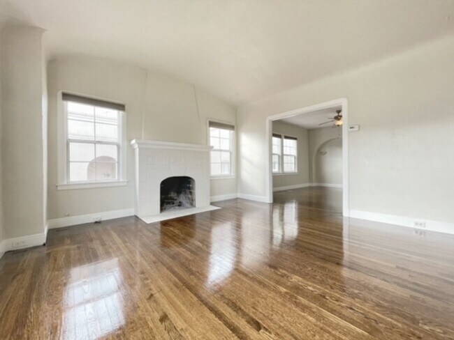 Building Photo - 3Bedrooms 2Baths In a Quiet Area W/Detached Garage/Hook Ups