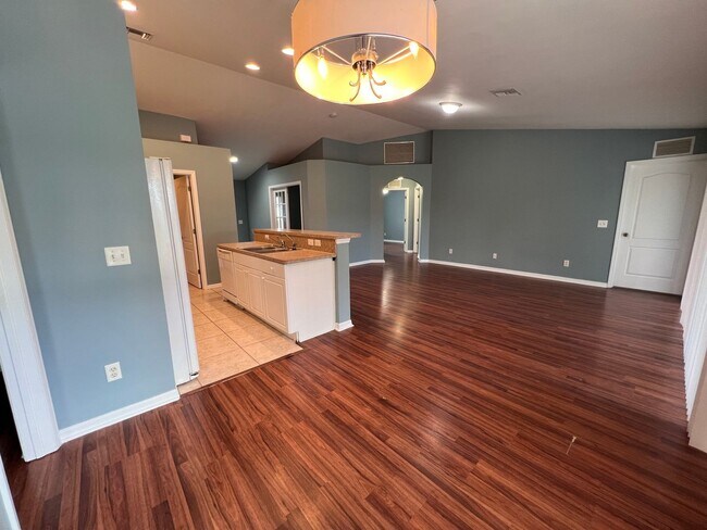Foto del edificio - Charming 3-bedroom, 2-bath single-family home with a garage.