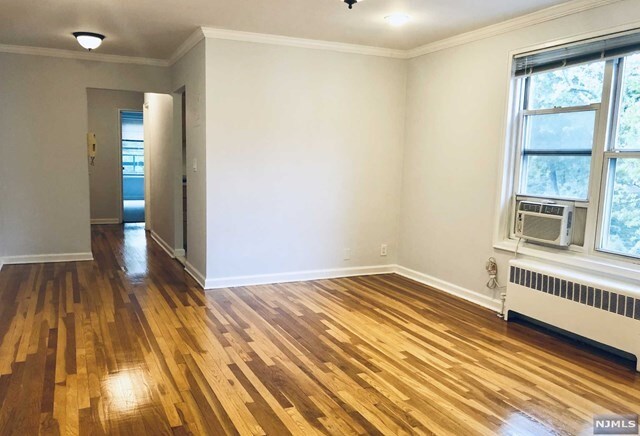 Building Photo - 2320 Linwood Ave