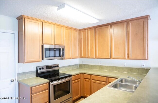 Foto del edificio - 825 Black Cherry Dr S