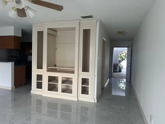 Foto del edificio - 100 W Village Blvd