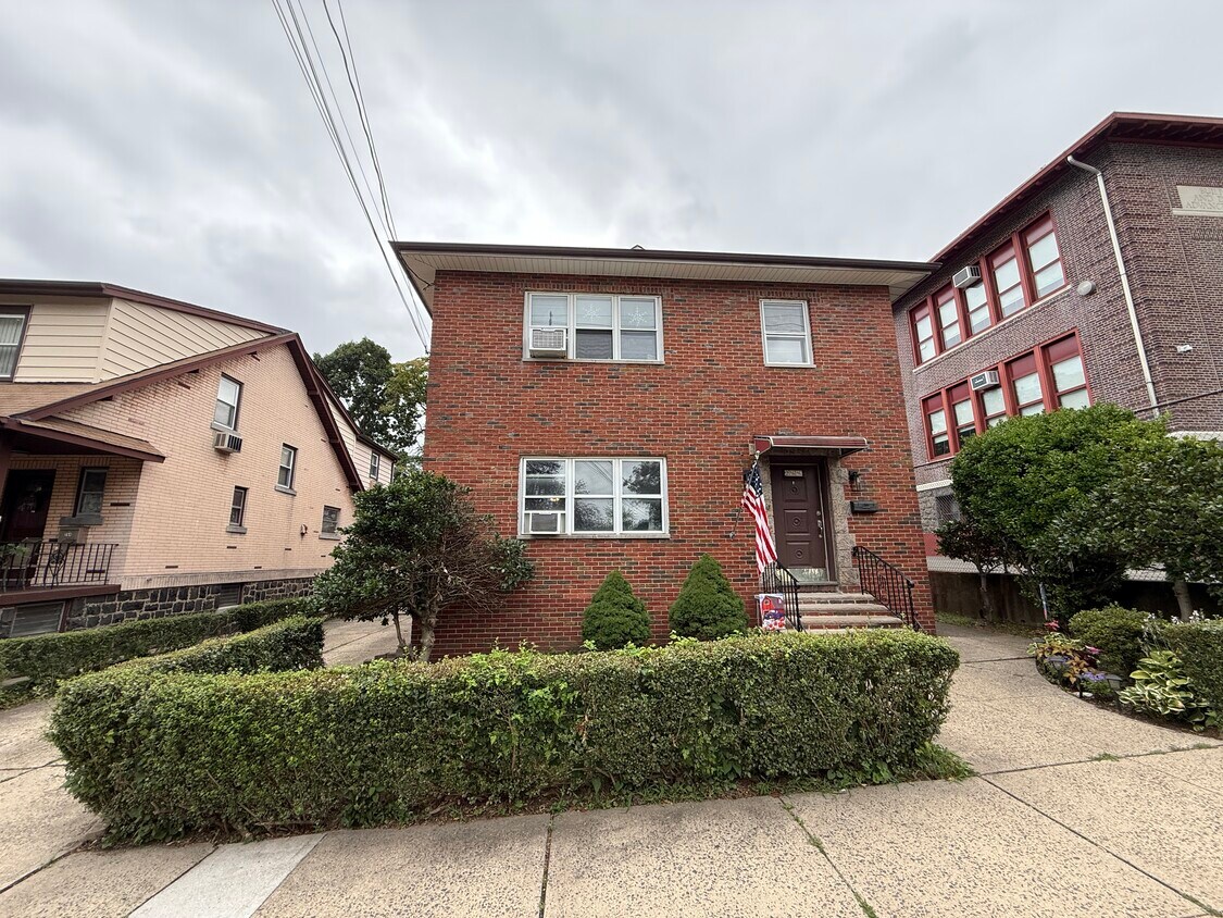 Foto principal - 266 Lawton Ave