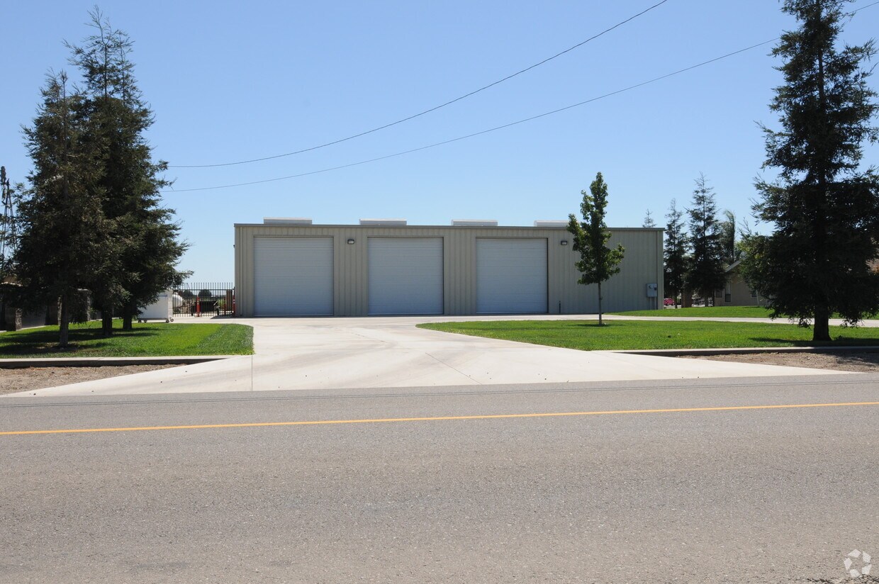 Foto del edificio - 5548 Blue Gum Ave