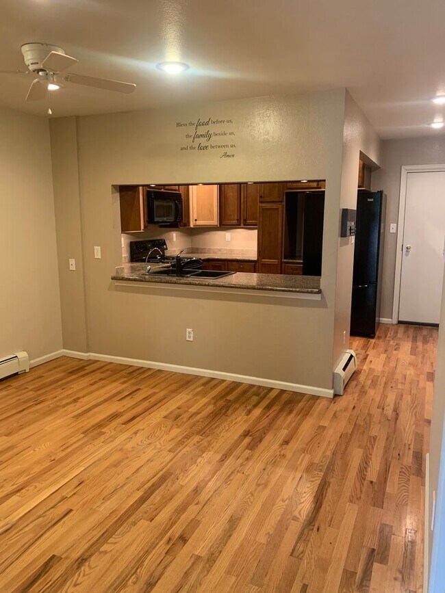 Foto del edificio - 2 BEDROOM, 3.5 BATHROOM TOWNHOME WITH 2 CA...