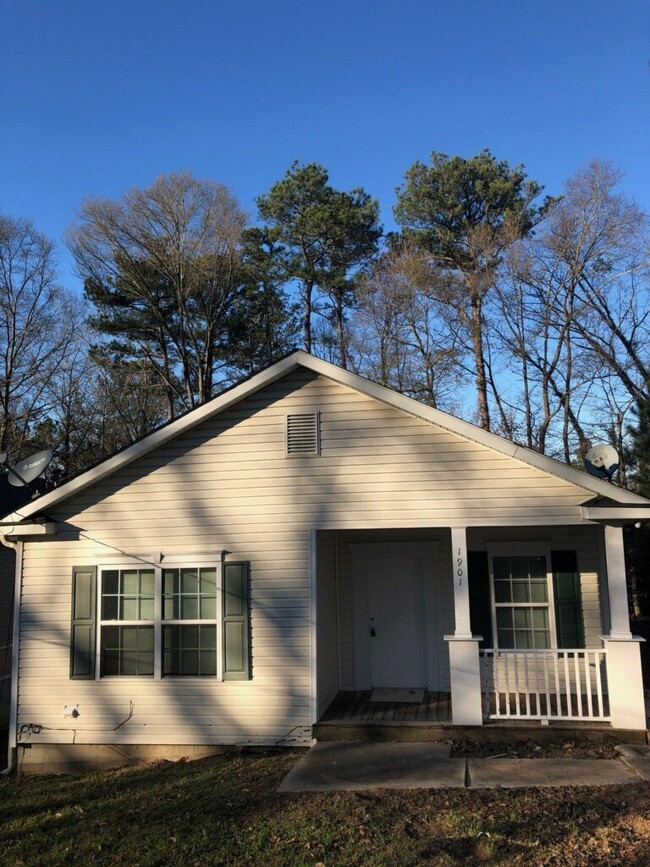 Building Photo - 3 Bedroom 2 Bath in Grove Park Neighborhood