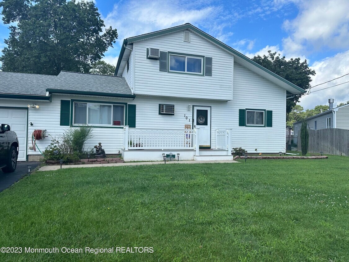 Primary Photo - 101 Fairway Dr