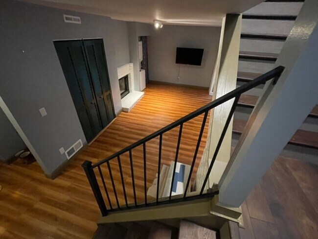 Foto del edificio - Spacious Townhome 2Bed/1Bath- Available July 1