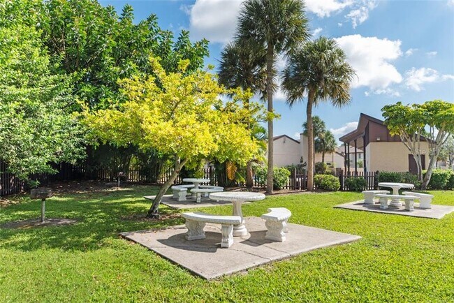 Foto del edificio - 2724 Hidden Lake Blvd