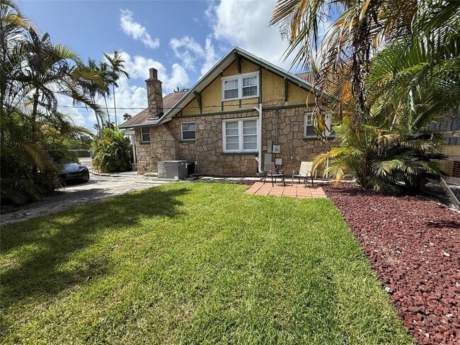 Building Photo - 5025 SW 64th Ave
