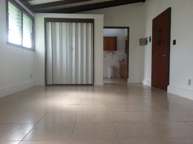 Entrada - 3337 Pakanu St