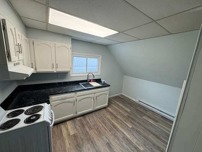 Building Photo - 546 Quincy Ave