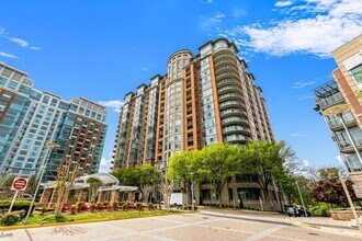 Building Photo - 8220 Crestwood Heights Dr