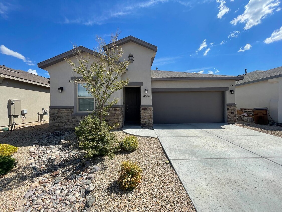 Foto principal - Gorgeous 3 Bedroom/2 Bath Home located in ...
