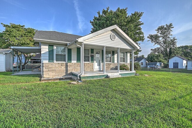 Foto del edificio - 2 bedroom / 1 bath home with fenced yard  ...