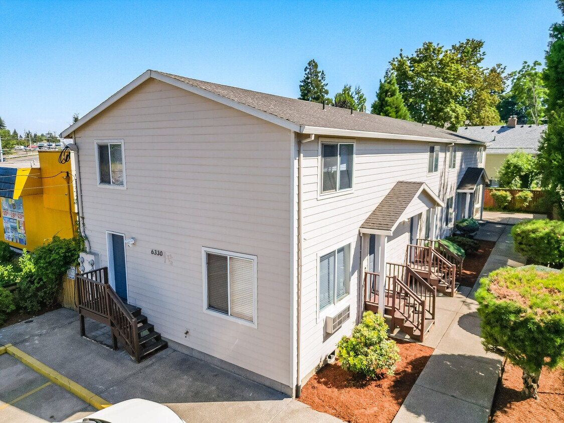 Foto principal - 6330 NE Lombard St