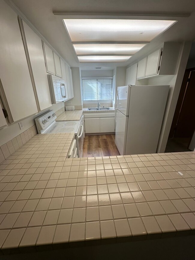 Building Photo - Beautiful 2 bed / 2.5 bath / 1,218 sqft Condo in Solana Beach - Available 01/26