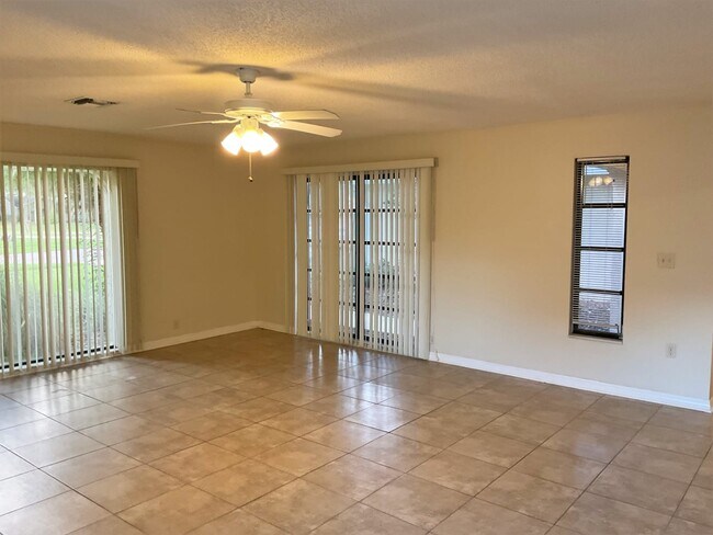 Foto del edificio - 3448 Brian Rd S
