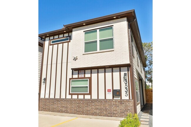 Building Photo - 3535 Mt Pleasant St