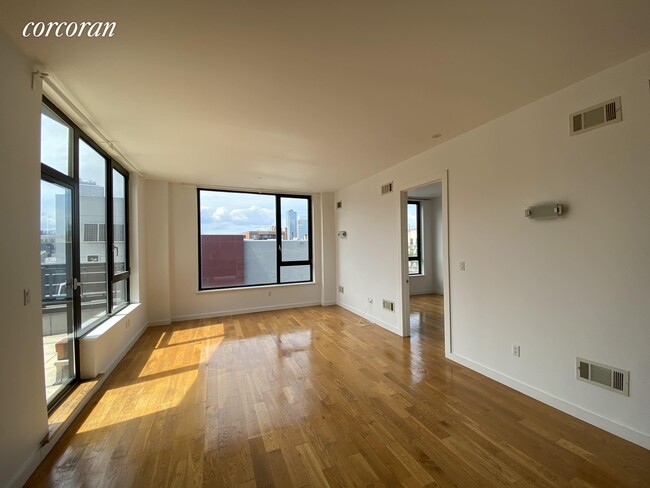 Foto del edificio - 687 Driggs Ave