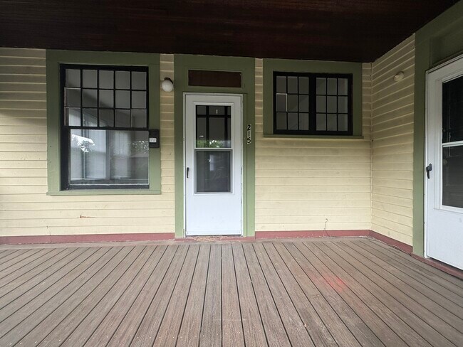 Foto del edificio - 215 E 9th St