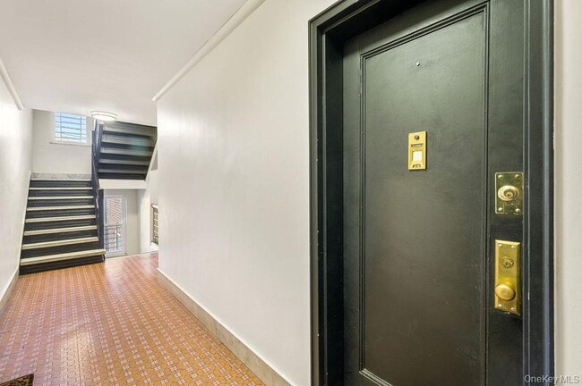 Building Photo - 600 Pelham Rd