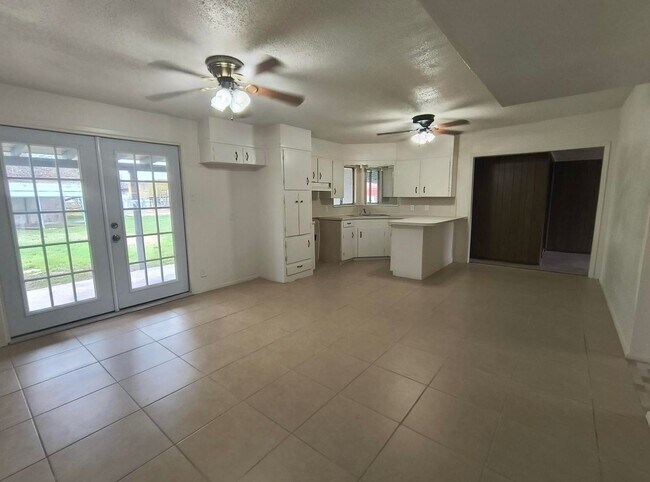 Foto del edificio - Cute 4 bedroom + Den, 2 bath home AVAILABLE NOW!