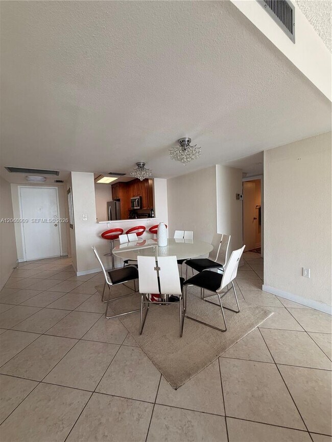 Foto del edificio - 3375 N Country Club Dr