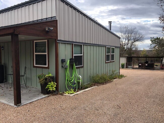 Foto del edificio - Come enjoy this 1 bd/1 bath horse property surrounded by country living