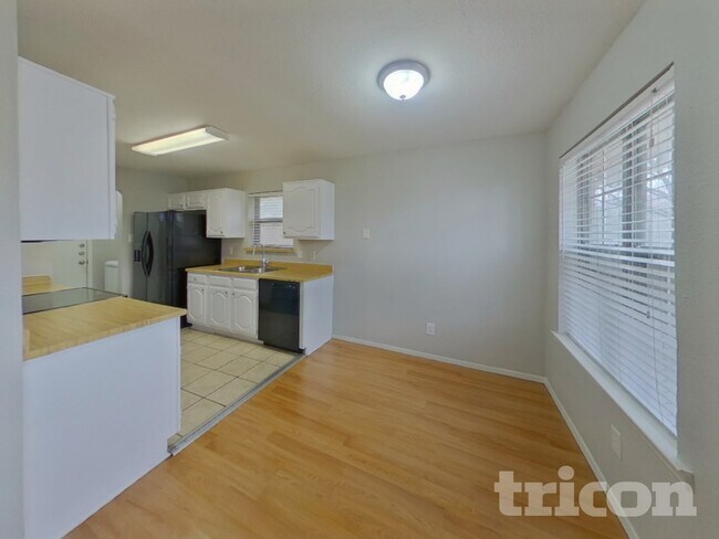 Building Photo - 810 Dogwood Dr
