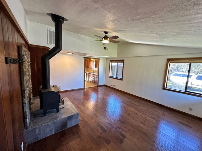 Building Photo - Sunny Fieldbrook 2/1 Stand Alone House – Cat Friendly