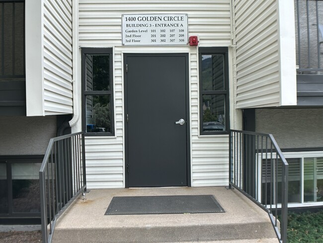 Building Photo - 1400 Golden Cir