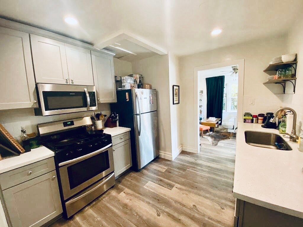 Full kitchen - 4263 Fountain Ave